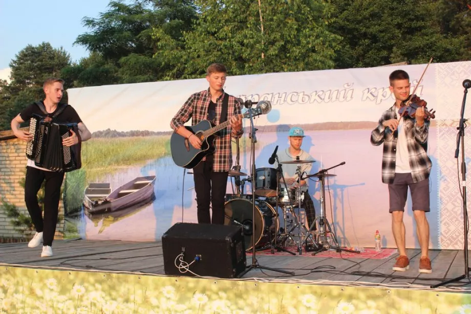 Вінки, вогнище, дискотека: на Любомльщині відбулося свято Івана Купала 15
