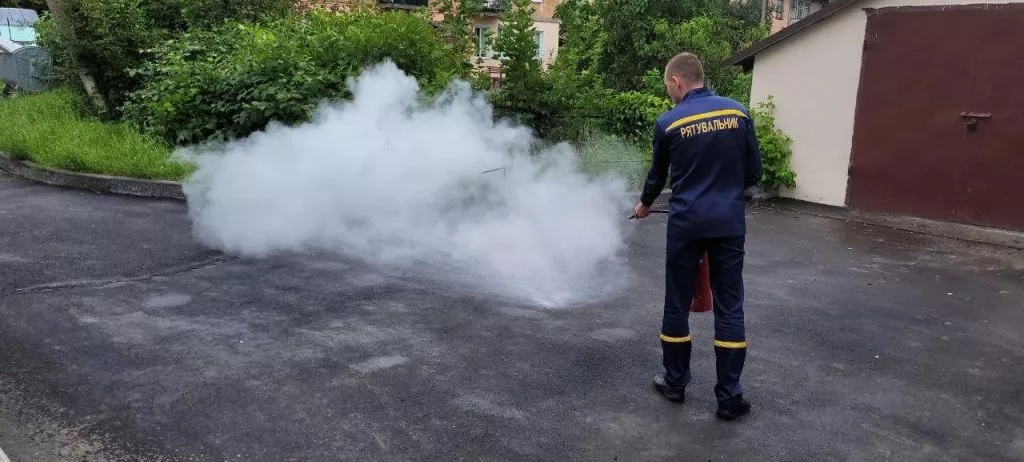 Надзвичайники навчали працівників Нововолинського центру ПМСД користуватись вогнегасником 7