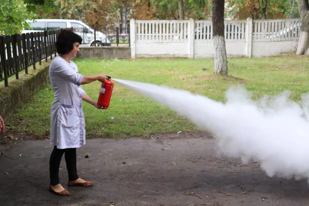 Надзвичайники навчали працівників Нововолинського центру ПМСД користуватись вогнегасником 4