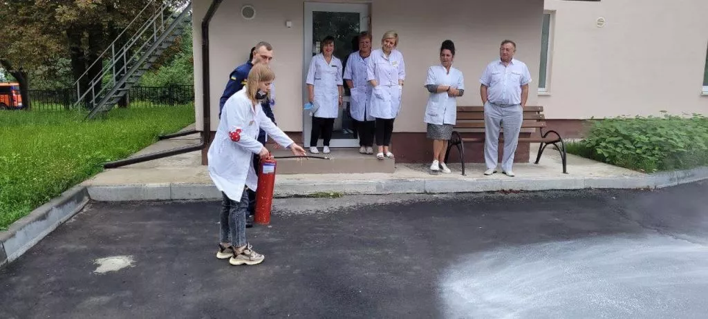 Надзвичайники навчали працівників Нововолинського центру ПМСД користуватись вогнегасником 5