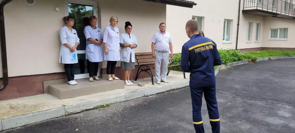 Надзвичайники навчали працівників Нововолинського центру ПМСД користуватись вогнегасником 2