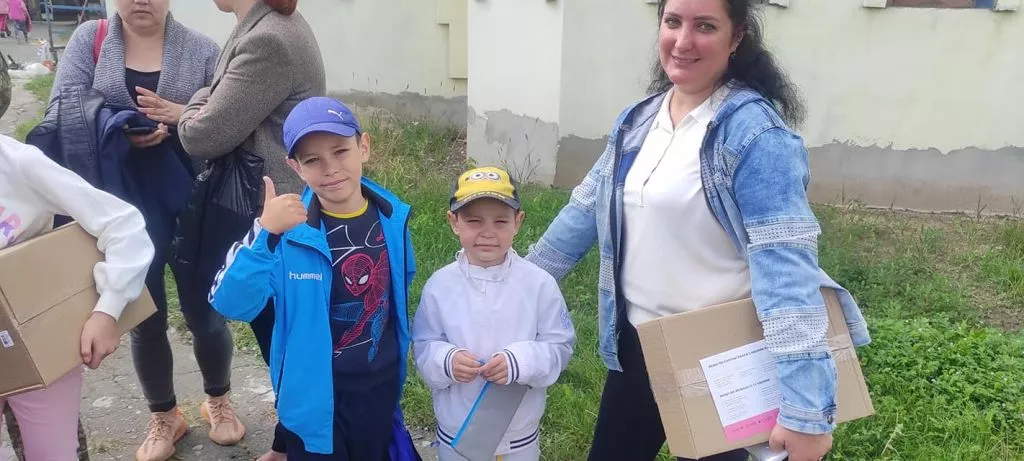 Школярі Нововолинської громади, батьки яких загинули в АТО, отримали портфелі та шкільне приладдя 1