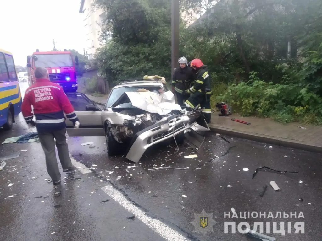 На Львівщині зіткнулися пасажирський автобус та легковик: постраждали шестеро осіб 2