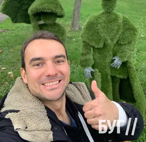 Зелені унікальні скульптури встановили у сквері Володимира 1