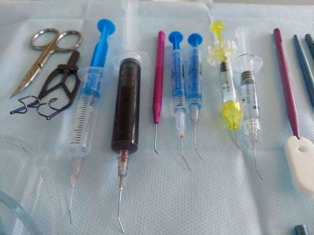 У Володимирі проводять офтальмологічну операцію по заміні штучного кришталика на оці 6