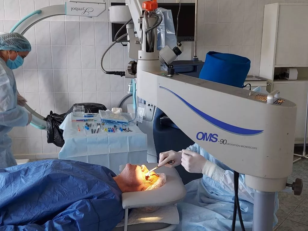 У Володимирі проводять офтальмологічну операцію по заміні штучного кришталика на оці 3