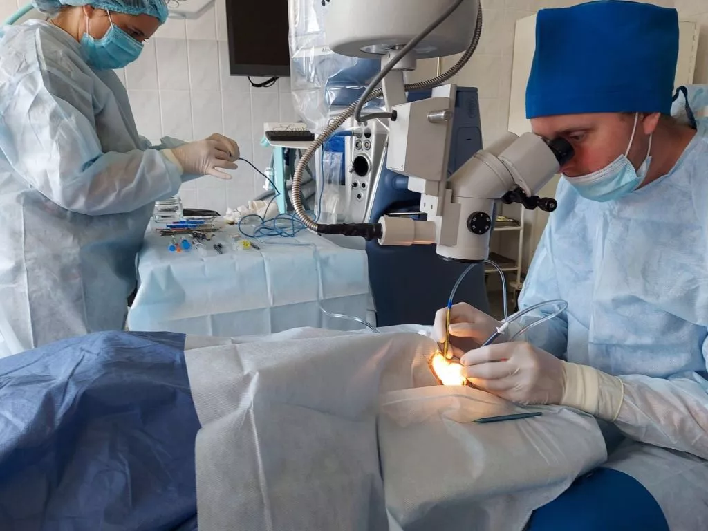 У Володимирі проводять офтальмологічну операцію по заміні штучного кришталика на оці 5