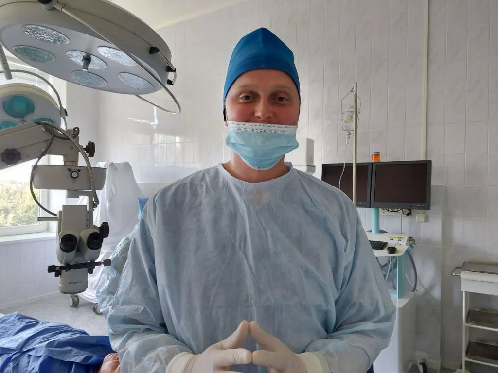 У Володимирі проводять офтальмологічну операцію по заміні штучного кришталика на оці 7
