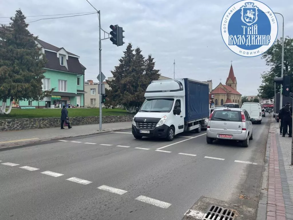 На перехресті у Володимирі зіткнулися вантажівка та легковик 1