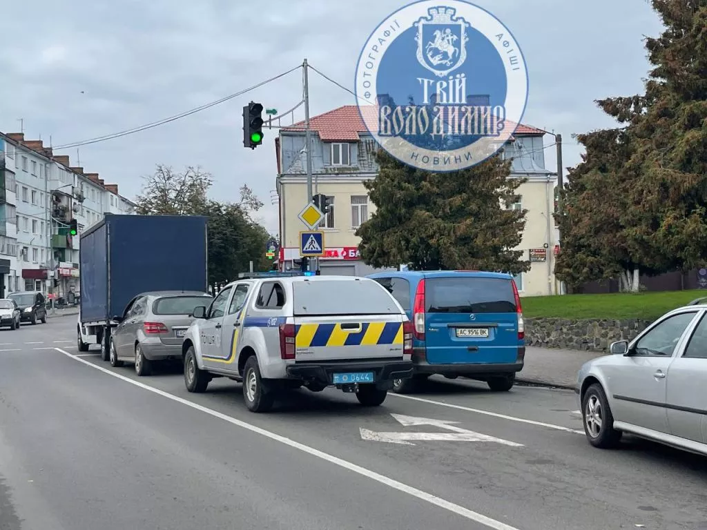 На перехресті у Володимирі зіткнулися вантажівка та легковик 2