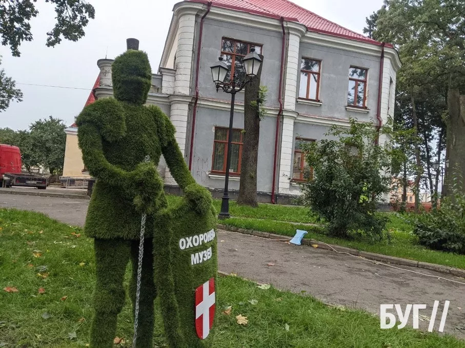 Зелені унікальні скульптури встановили у сквері Володимира 2