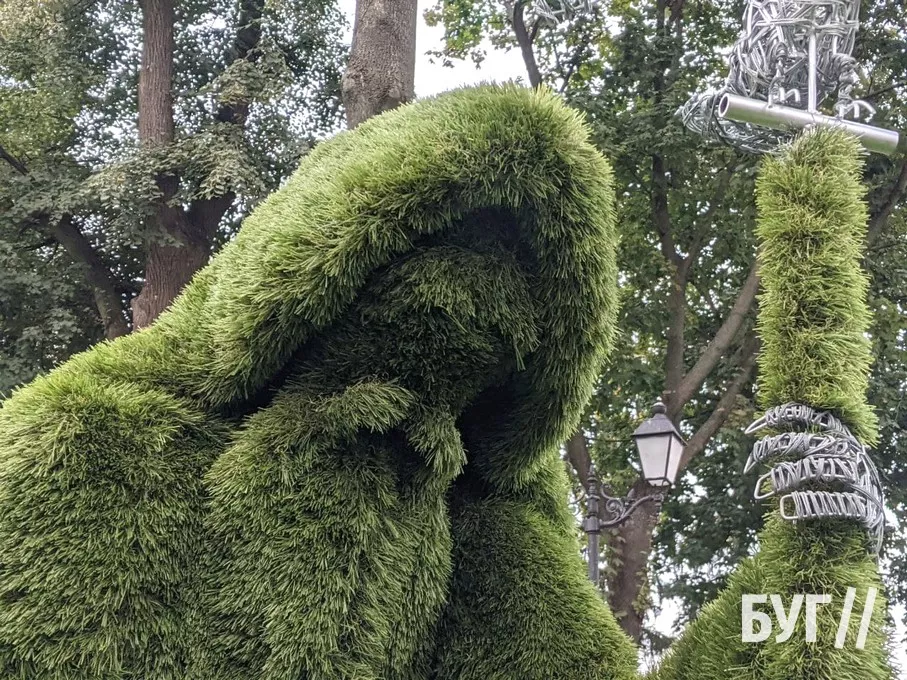Зелені унікальні скульптури встановили у сквері Володимира 3