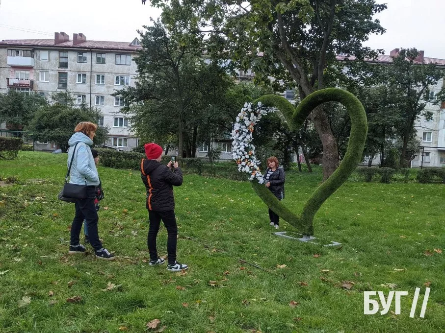 Зелені унікальні скульптури встановили у сквері Володимира 4