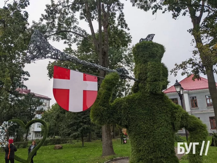 Зелені унікальні скульптури встановили у сквері Володимира 5