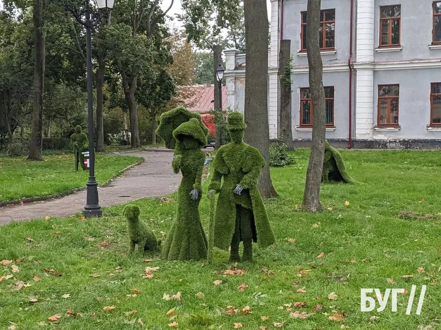 Зелені унікальні скульптури встановили у сквері Володимира 6
