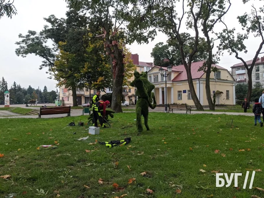 Зелені унікальні скульптури встановили у сквері Володимира 7