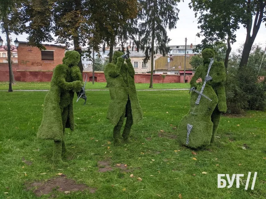 Зелені унікальні скульптури встановили у сквері Володимира 8