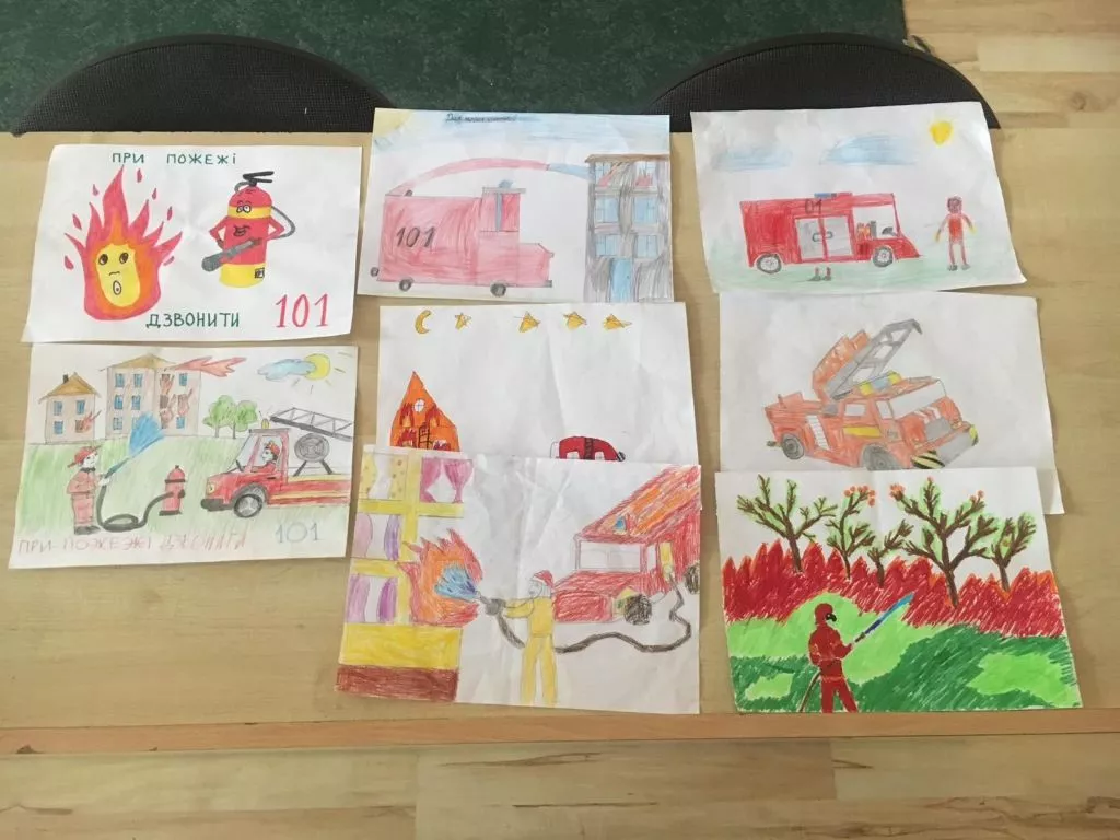 Малеча подарувала тематичні малюнки рятувальникам, які провели показовий виступ для учнів Нововолинського ліцею 6