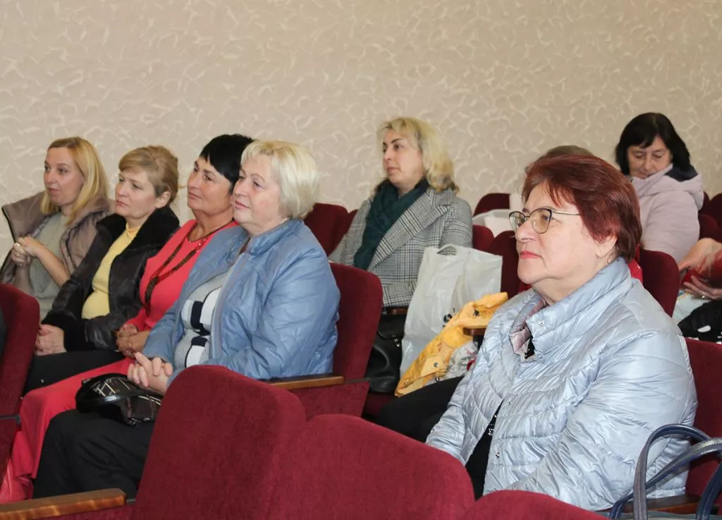 Бібліотекарів Нововолинської громади привітали зі святом 6