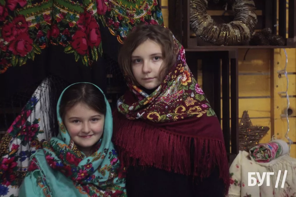 Володимирчанки популяризують українську хустку: у КМЦ влаштували фотосесію 12