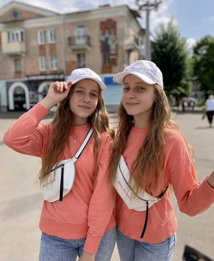 Красуні БУГу: інста-блогерки Катя та Іра Манецькі з Нововолинська 12
