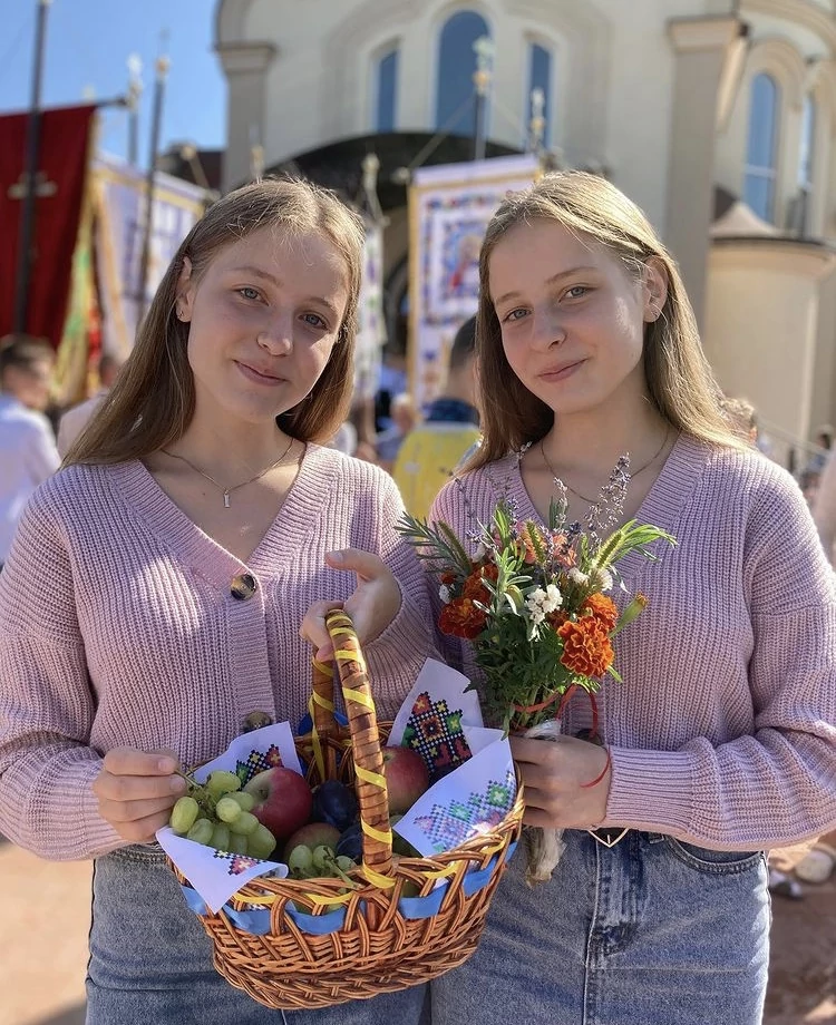 Красуні БУГу: інста-блогерки Катя та Іра Манецькі з Нововолинська 11