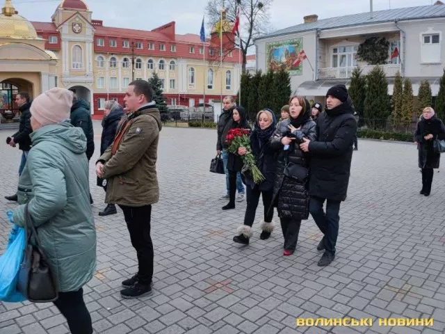 Герої не вмирають: у Луцьку попрощалися з 25-річним військовим Владиславом Недільком з Нововолинська 5