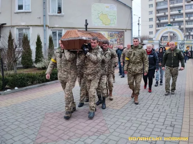 Герої не вмирають: у Луцьку попрощалися з 25-річним військовим Владиславом Недільком з Нововолинська 2