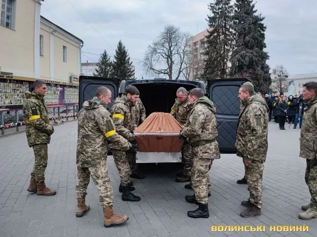 Герої не вмирають: у Луцьку попрощалися з 25-річним військовим Владиславом Недільком з Нововолинська 4