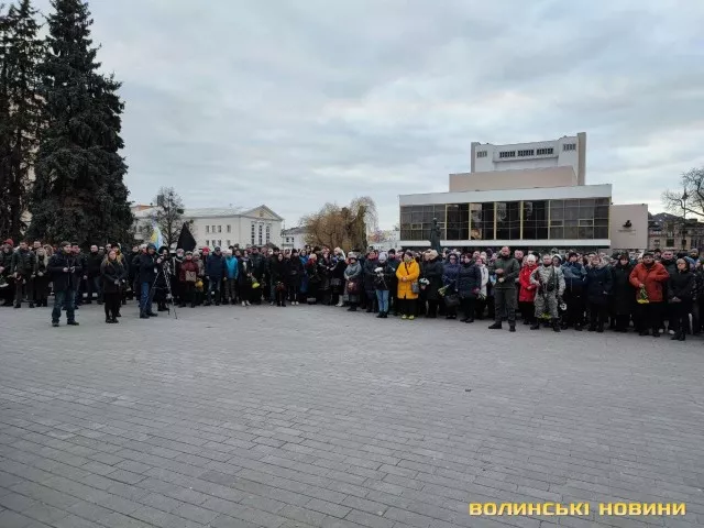 Герої не вмирають: у Луцьку попрощалися з 25-річним військовим Владиславом Недільком з Нововолинська 3