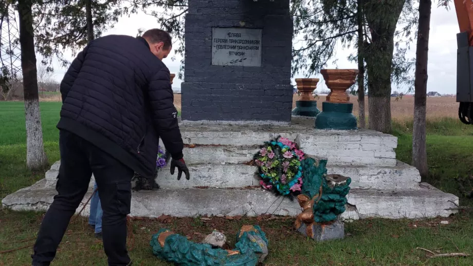 У Володимирі декомунізували ще один радянський пам'ятник 3