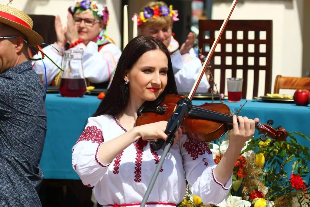 Зі скрипкою та українською піснею: музикантка та співачка з Володимира виступили у Польщі 3