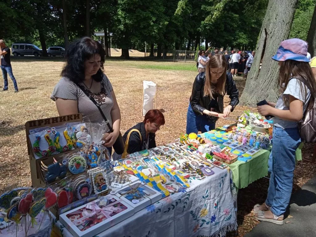 Зібрали понад 50 тисяч гривень: в Устилузі відбувся благодійний ярмарок «Разом до перемоги!» 4
