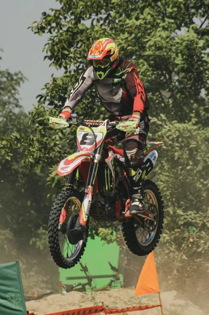 У Нововолинську відбулись змагання з мотокросу на підтримку ЗСУ: фоторепортаж 43