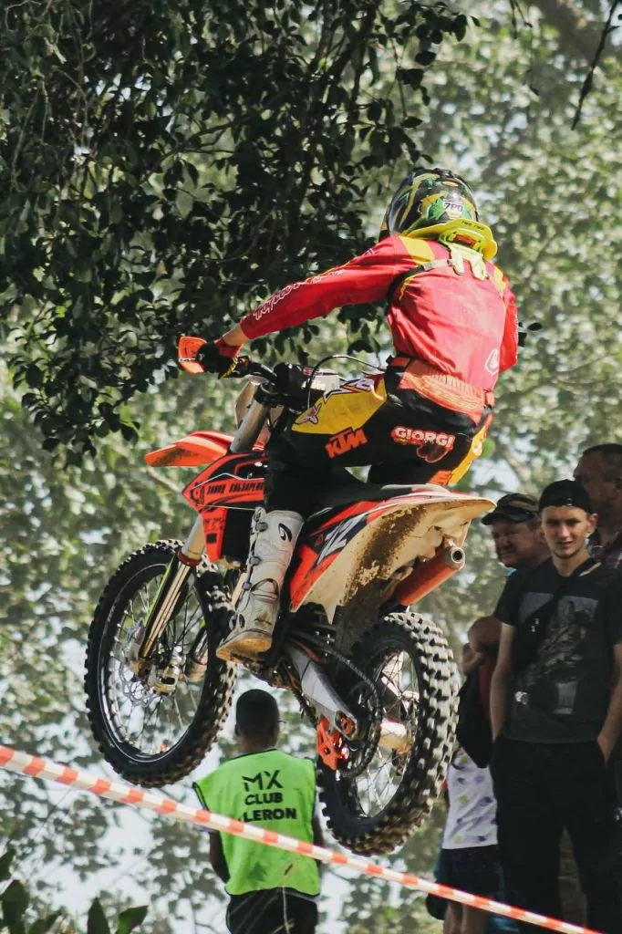 У Нововолинську відбулись змагання з мотокросу на підтримку ЗСУ: фоторепортаж 38