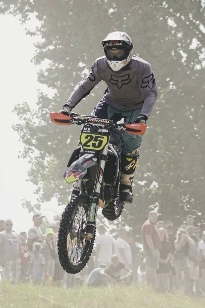 У Нововолинську відбулись змагання з мотокросу на підтримку ЗСУ: фоторепортаж 37