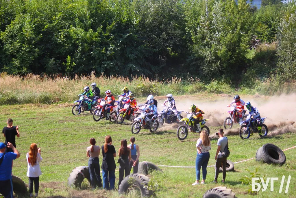 У Нововолинську відбулись змагання з мотокросу на підтримку ЗСУ: фоторепортаж 5