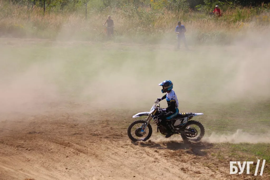 У Нововолинську відбулись змагання з мотокросу на підтримку ЗСУ: фоторепортаж 8