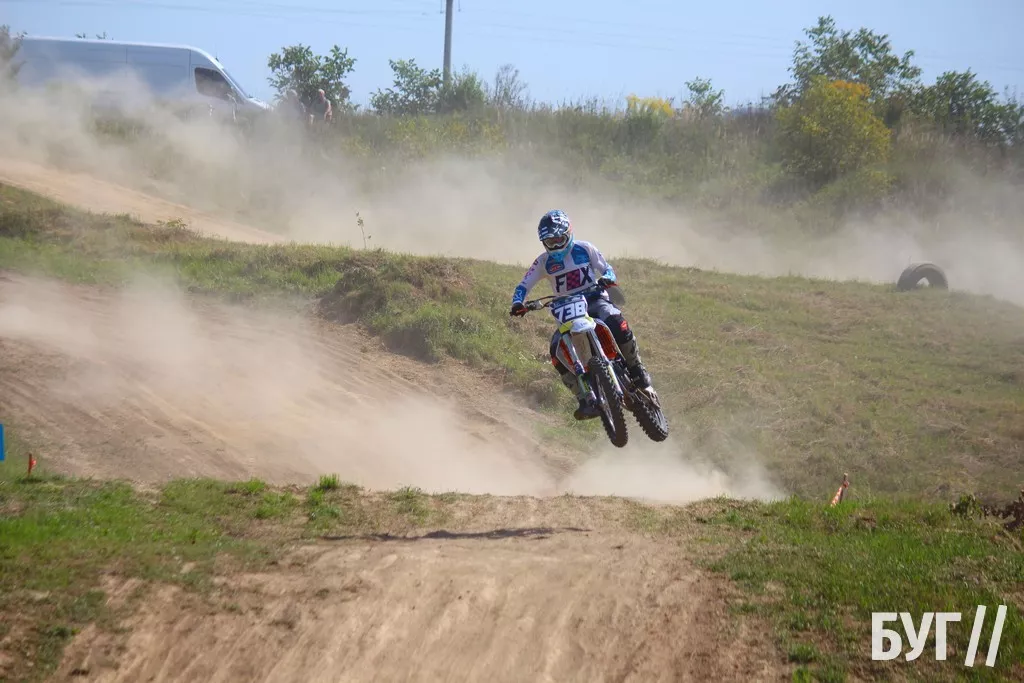 У Нововолинську відбулись змагання з мотокросу на підтримку ЗСУ: фоторепортаж 16