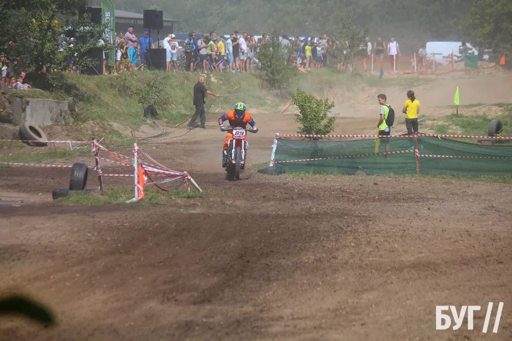 У Нововолинську відбулись змагання з мотокросу на підтримку ЗСУ: фоторепортаж 21