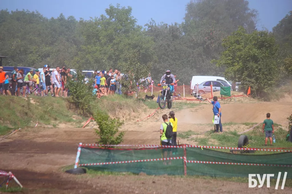 У Нововолинську відбулись змагання з мотокросу на підтримку ЗСУ: фоторепортаж 26