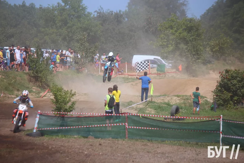 У Нововолинську відбулись змагання з мотокросу на підтримку ЗСУ: фоторепортаж 30