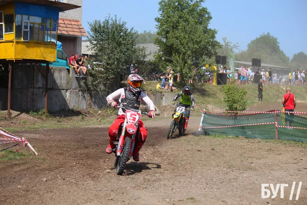 У Нововолинську відбулись змагання з мотокросу на підтримку ЗСУ: фоторепортаж 28