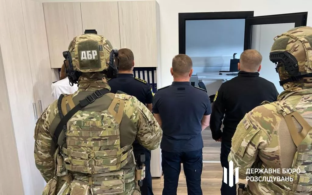 Ввезли з-за кордону 60 авто без сплати мита: проти львівських митників відкрили кримінальне провадження 5