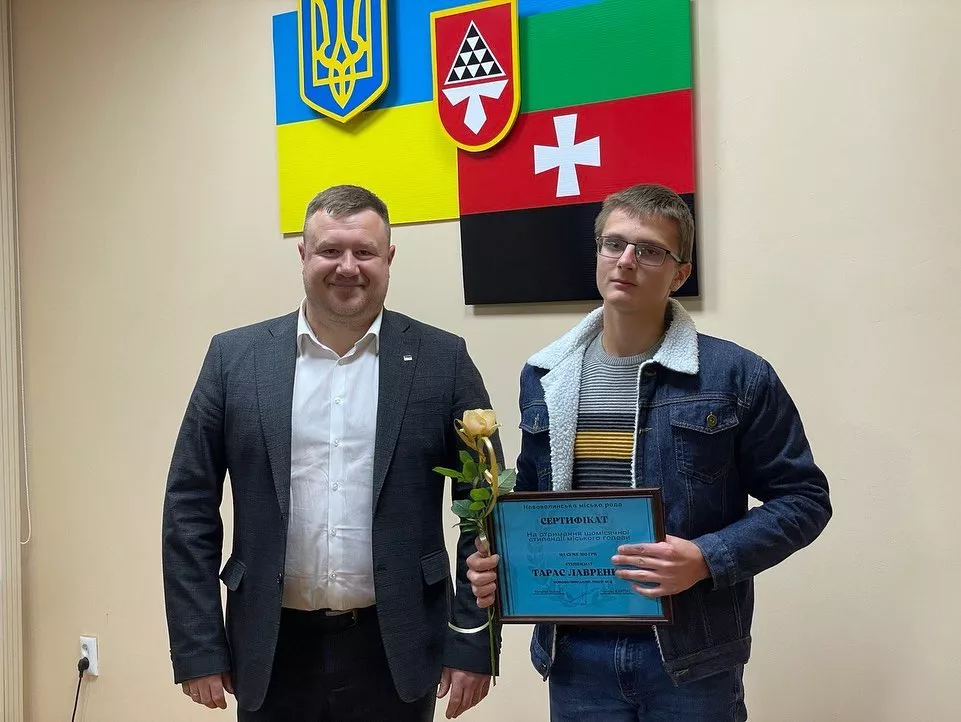 Отримуватимуть по 500 грн в місяць: обдарованим ліцеїстам Нововолинської громади вручили сертифікати 2