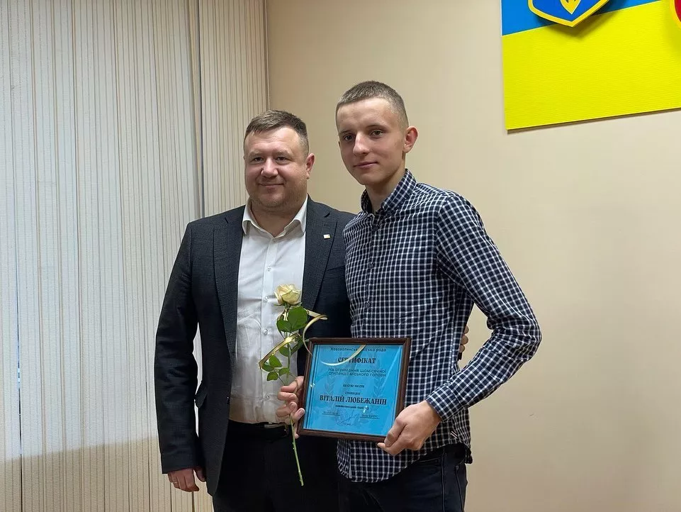 Отримуватимуть по 500 грн в місяць: обдарованим ліцеїстам Нововолинської громади вручили сертифікати 4