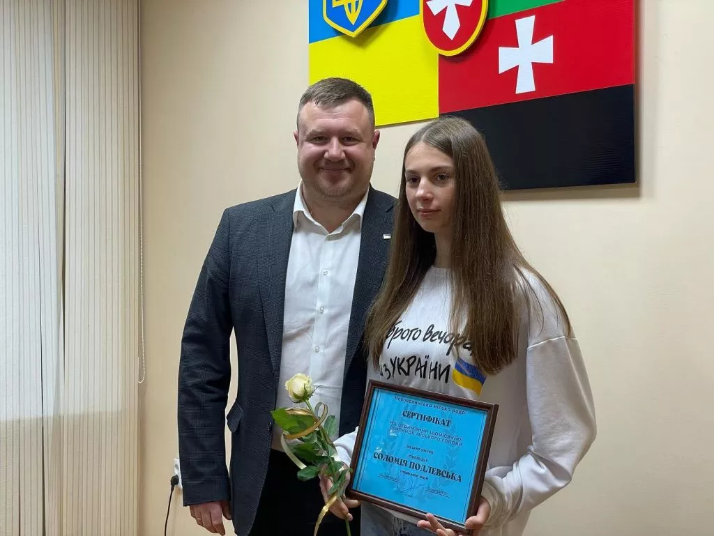 Отримуватимуть по 500 грн в місяць: обдарованим ліцеїстам Нововолинської громади вручили сертифікати 5