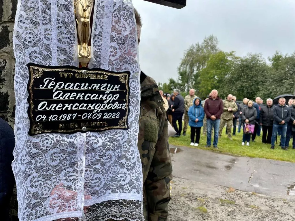 Нововолинська громада попрощалась із загиблими на війні Героями Олександром Герасимчуком та Сергієм Андросовим 1