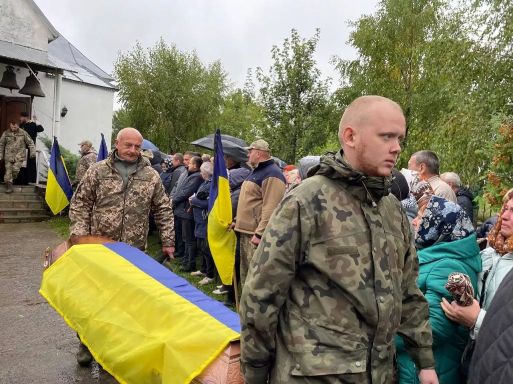 Нововолинська громада попрощалась із загиблими на війні Героями Олександром Герасимчуком та Сергієм Андросовим 2