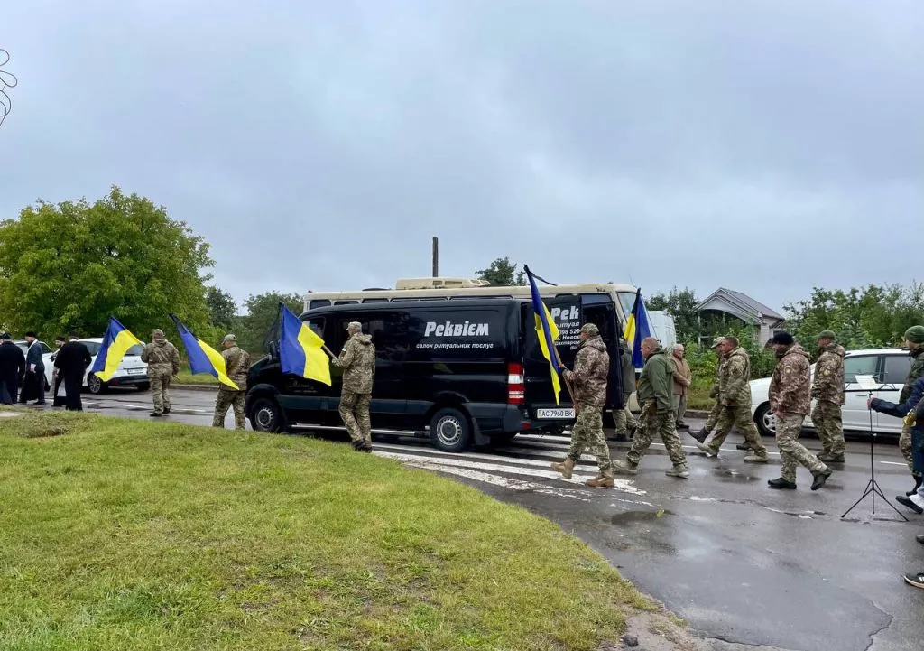 Нововолинська громада попрощалась із загиблими на війні Героями Олександром Герасимчуком та Сергієм Андросовим 4
